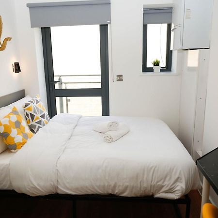 New Luxury Apartments In Central Location Next To Shops, Cafes, Bars & Metro Londyn Zewnętrze zdjęcie